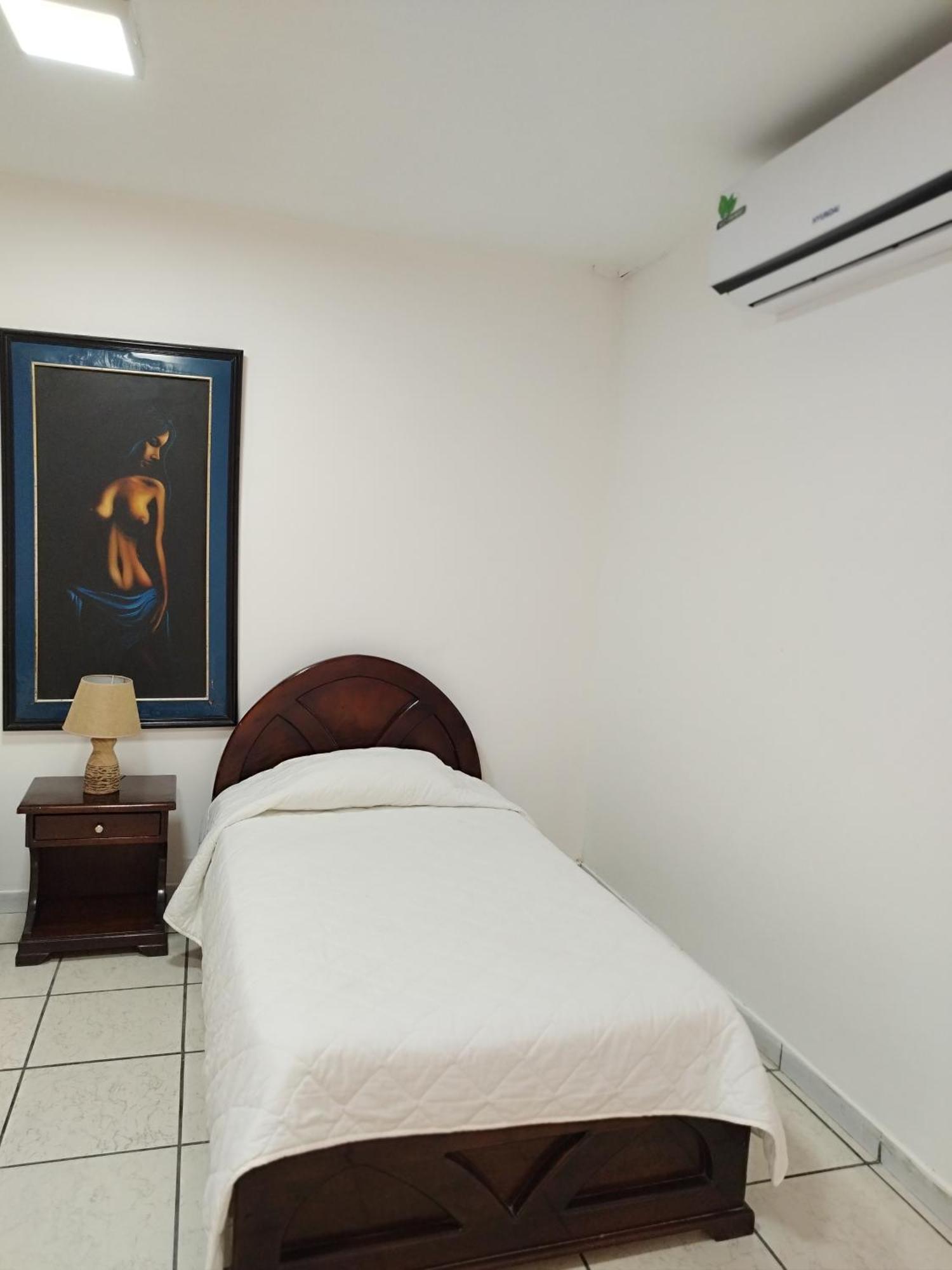 Hotel Puerta Del Sol Санто-Доминго-де-лос-Колорадос Экстерьер фото