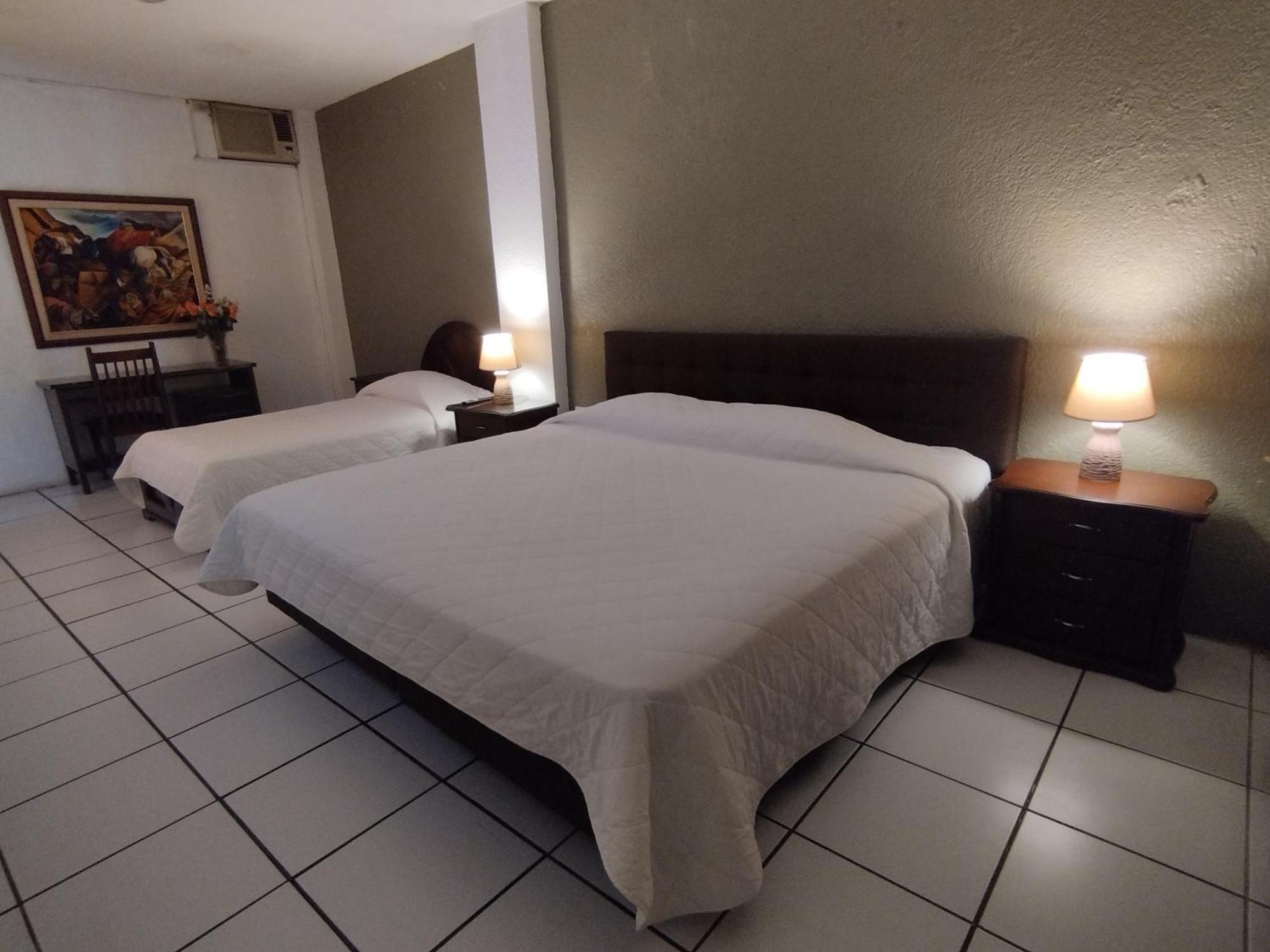 Hotel Puerta Del Sol Санто-Доминго-де-лос-Колорадос Экстерьер фото