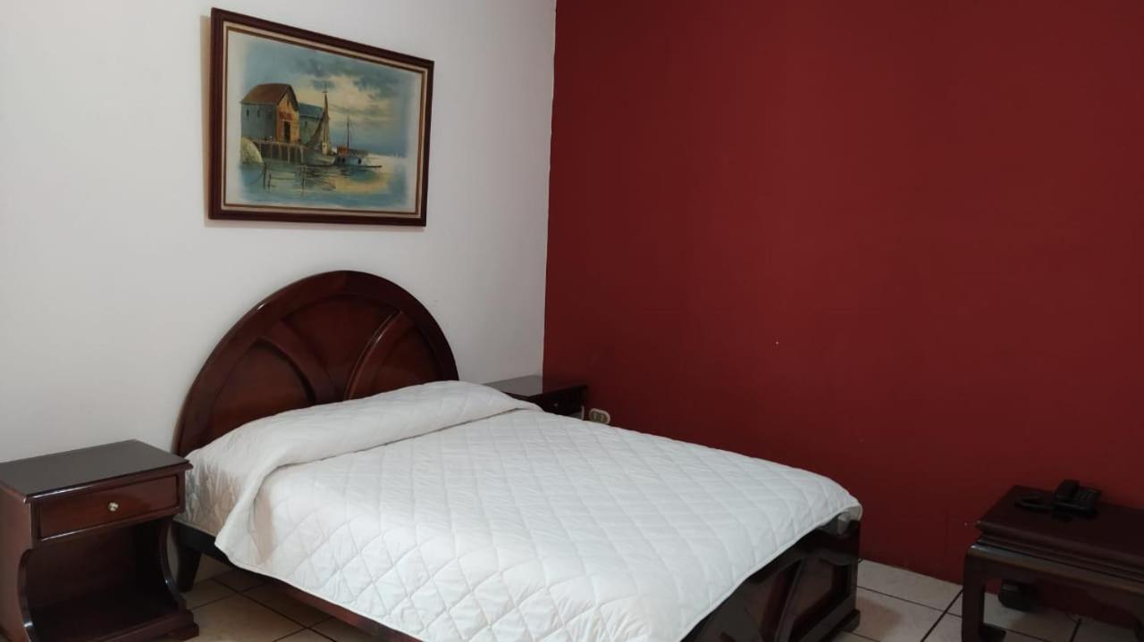 Hotel Puerta Del Sol Санто-Доминго-де-лос-Колорадос Экстерьер фото