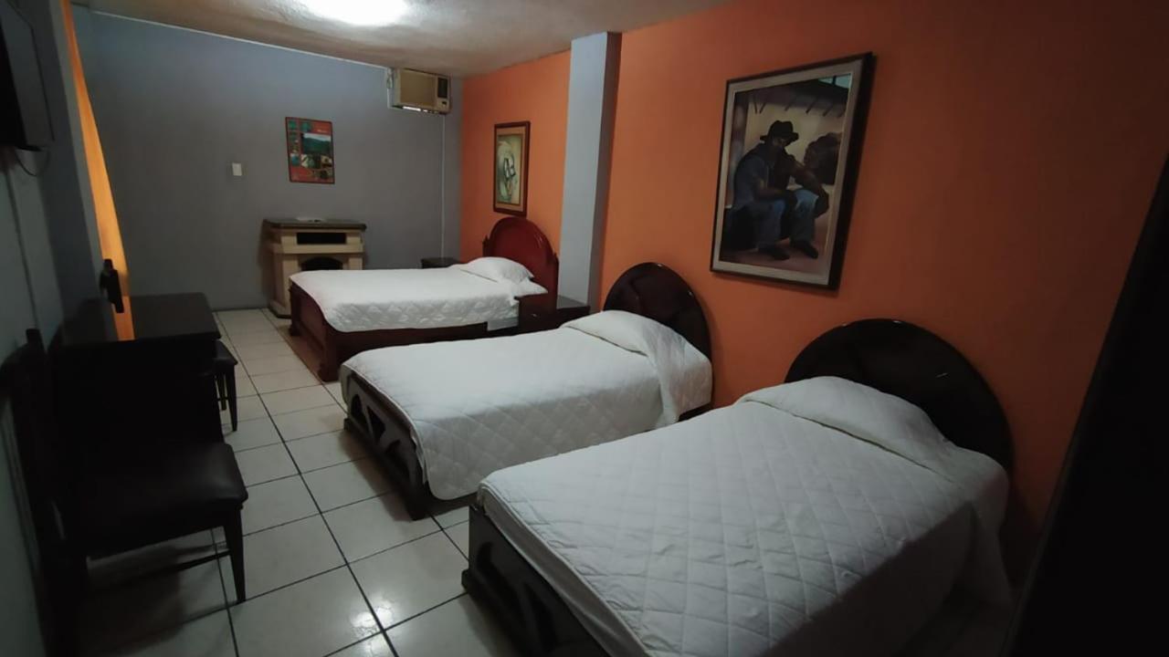 Hotel Puerta Del Sol Санто-Доминго-де-лос-Колорадос Экстерьер фото