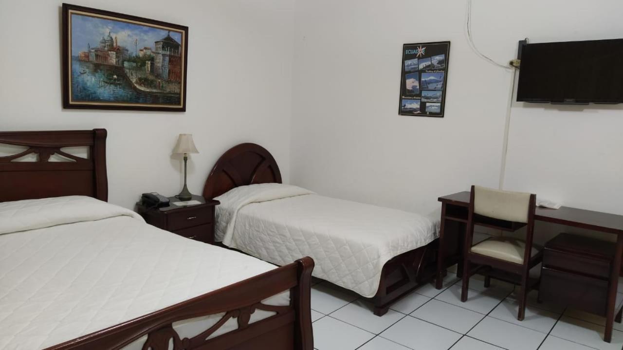 Hotel Puerta Del Sol Санто-Доминго-де-лос-Колорадос Экстерьер фото