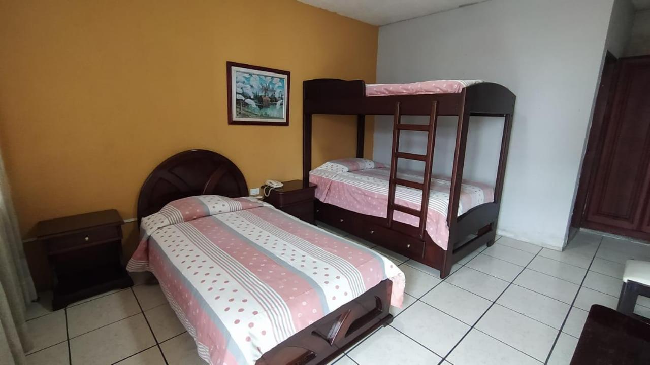 Hotel Puerta Del Sol Санто-Доминго-де-лос-Колорадос Экстерьер фото