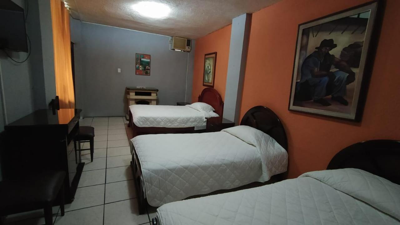 Hotel Puerta Del Sol Санто-Доминго-де-лос-Колорадос Экстерьер фото